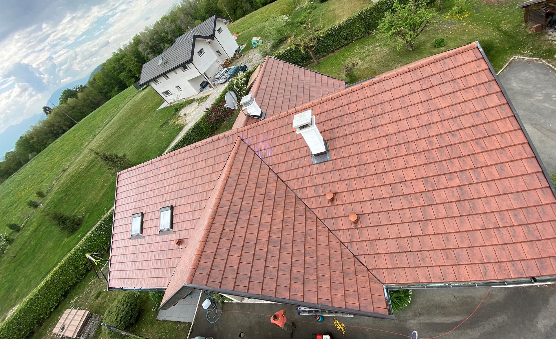 Construction et rénovation de toiture en tuiles — David GUERDENER, couvreur Annecy Construction d'une toiture en tuiles terre cuite réalisée par l'entreprise David GUERDENER, artisans couvreurs en Haute-Savoie (74).