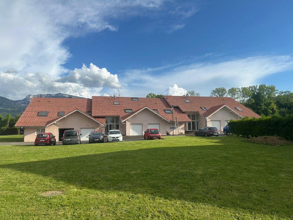 Démoussage et traitement de toiture — La Roche-sur-Foron, Haute-Savoie | David GUERDENER Démoussage et application de résine hydrofuge sur grande toiture près de La Roche-sur-Foron (74) par David GUERDENER.