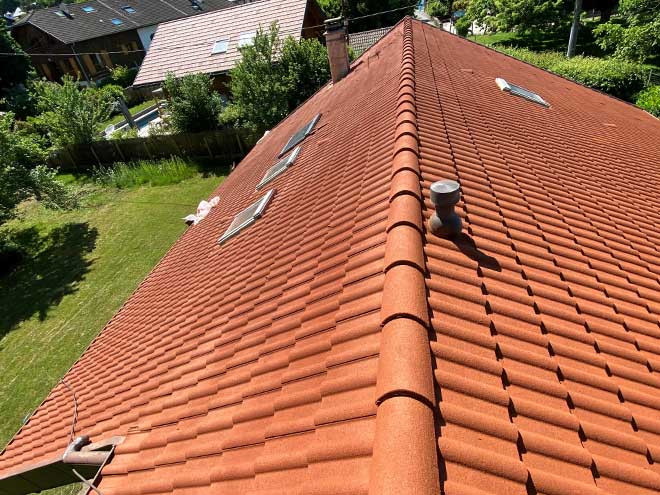 Pose de couverture tuiles, ardoise et zinc — zinguerie en Haute-Savoie | David GUERDENER Pose de toiture en tuiles, ardoise et zinguerie : chantier de couverture par David GUERDENER en Haute-Savoie, fenêtres de toit et faîtage.