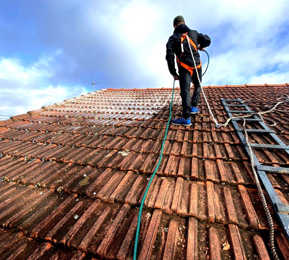 Nettoyage et entretien professionnel de toiture en tuiles : démoussage et traitement sur couverture, équipement de sécurité et harnais — David GUERDENER, couvreur à Annecy et en Haute-Savoie (74).