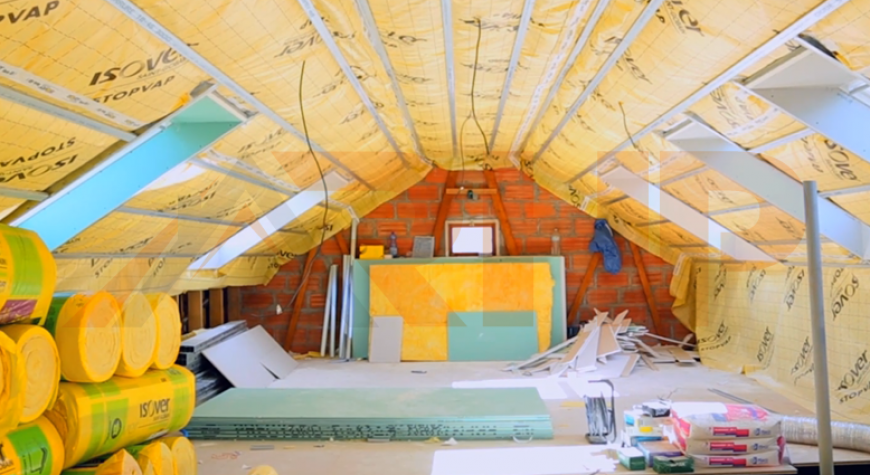 Isolation des combles et toiture, laine minérale et ITI — artisan à Annecy | David GUERDENER Isolation thermique en laine de verre Isover sous rampant de toiture, membrane pare-vapeur dans des combles en rénovation — David GUERDENER, Annecy et Haute-Savoie (74).